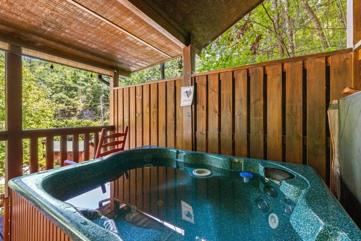 Cabin 5 Studio Cabin With Hot Tub, Water View And Fire Pit Vila Sevierville Exterior foto