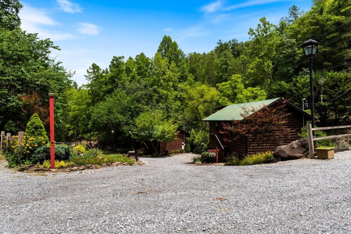 Cabin 5 Studio Cabin With Hot Tub, Water View And Fire Pit Vila Sevierville Exterior foto